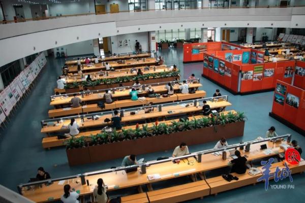 广东一高校图书馆设“发呆区”走红！馆长回应→