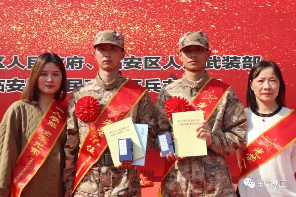 双胞胎兄弟,双双入伍! 双胞胎兄弟,双双入伍!