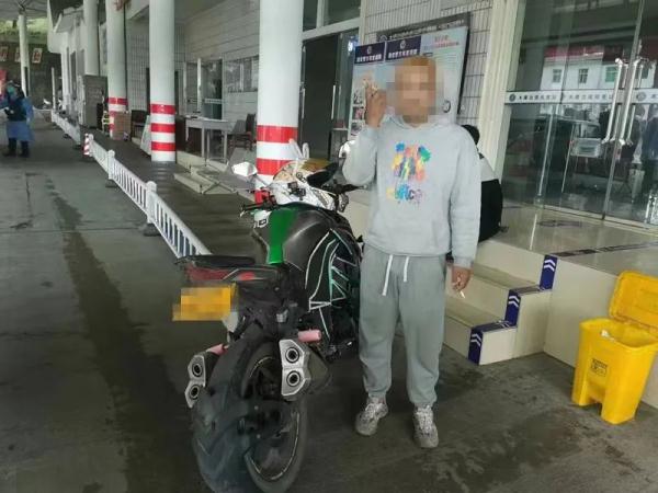 屡教不改！男子12次无证驾驶将自己送进拘留所