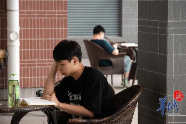 广东一高校图书馆设“发呆区”走红！馆长回应→