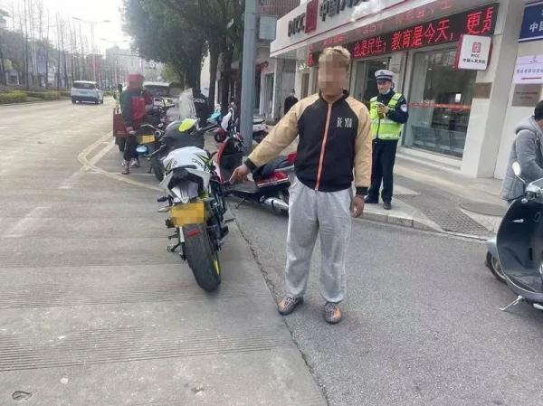 屡教不改！男子12次无证驾驶将自己送进拘留所