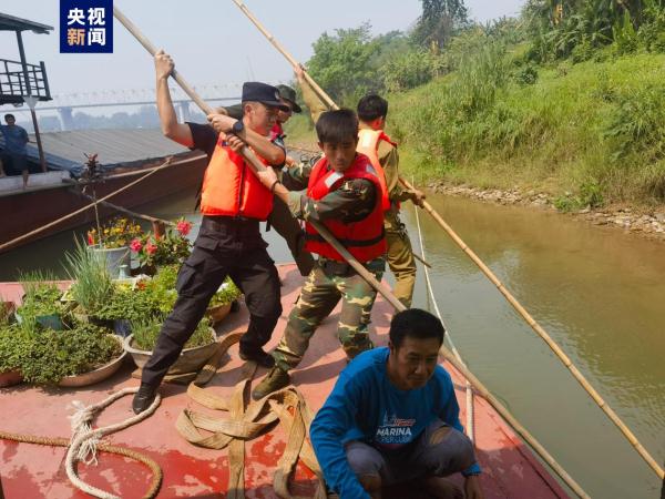 第127次中老缅泰湄公河联合巡逻执法编队成功救助老挝籍遇险商船