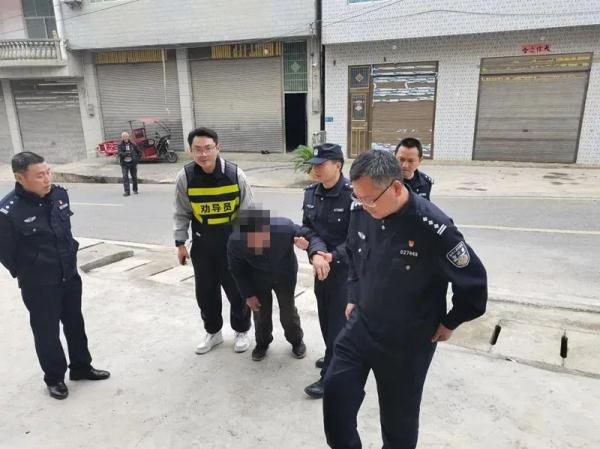 老人醉酒卧睡路边 民警帮助护送回家