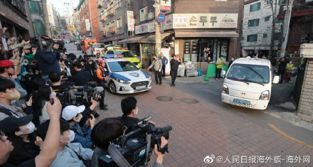 韩国斑马逃出动物园车流中狂飙：无视斑马线 数十人围观