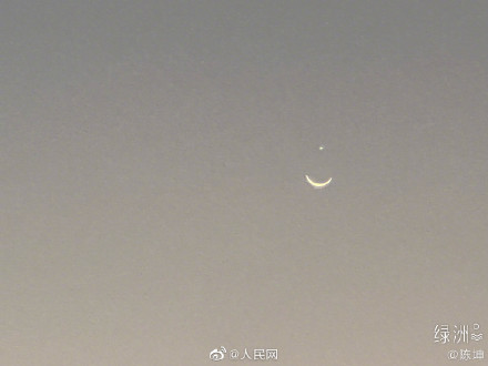 看！月亮星星在对你微笑wink