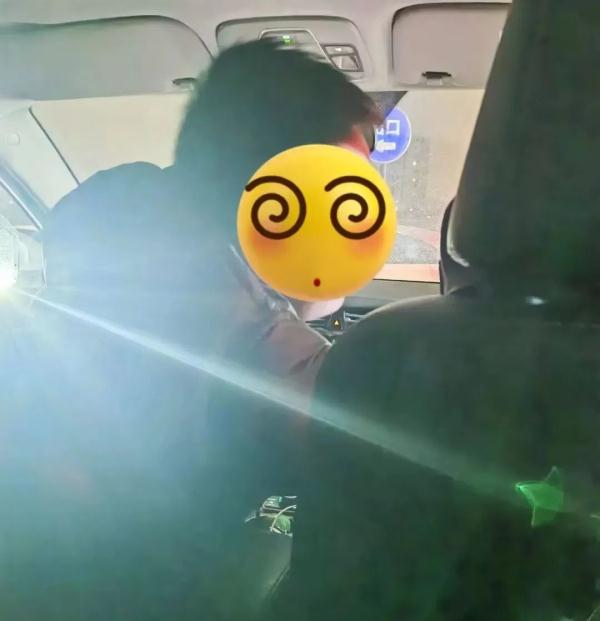 小伙赶高铁,网约车司机却半路跑了:你自己开...… 小伙赶高铁,网约车司机却半路跑了:你自己开...…