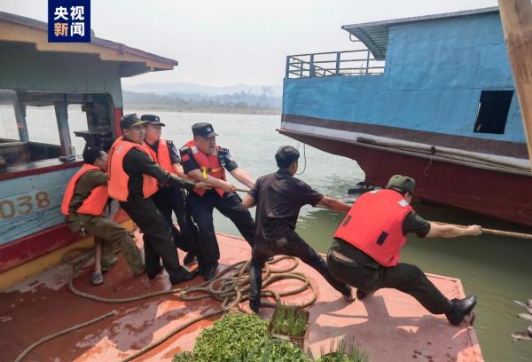 第127次中老缅泰湄公河联合巡逻执法编队成功救助老挝籍遇险商船