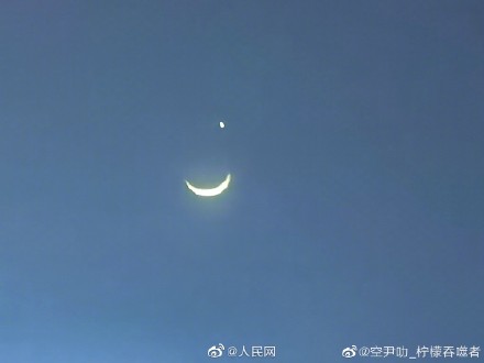 看！月亮星星在对你微笑wink