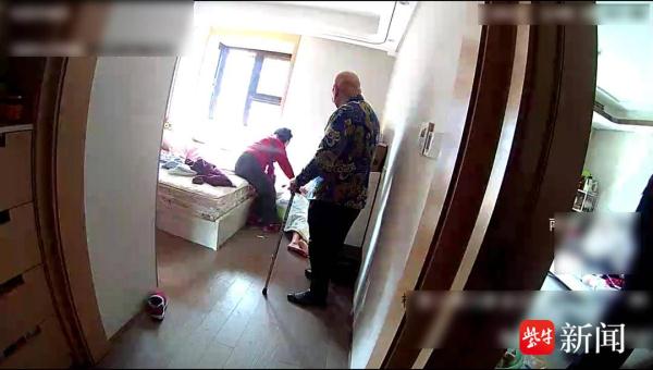 独居老人家中不慎摔倒受伤 关键时刻民警破门救助