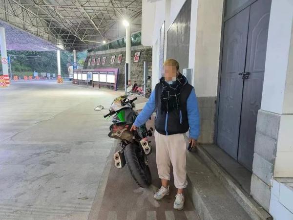 屡教不改！男子12次无证驾驶将自己送进拘留所