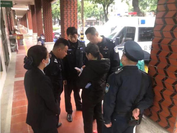 紧急!女子正取钱 工作人员果断报警 紧急!女子正取钱 工作人员果断报警