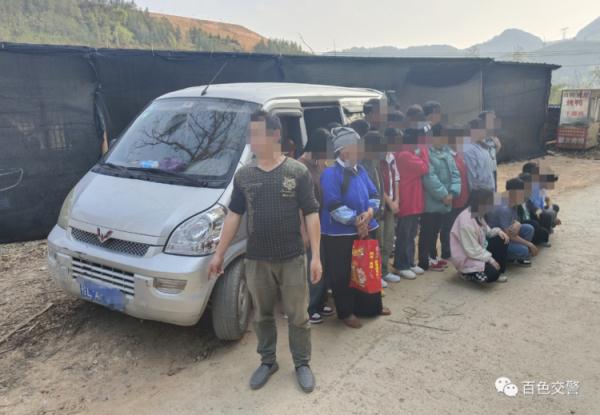 “压缩包”解压现场!你永远不知道面包车上能下来多少人 “压缩包”解压现场!你永远不知道面包车上能下来多少人