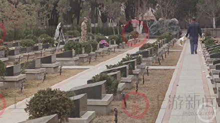 泪奔！戍边英雄陈红军墓前：战士军姿长伫立，哽咽感谢后来人