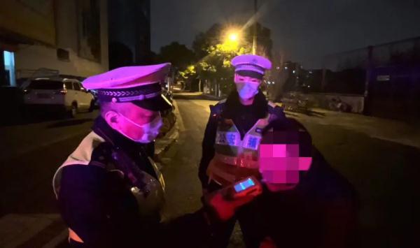 酒驾被抓后 男子“表演”吹气二十分钟？！