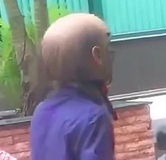 离谱!真有人顶着“电饭煲”“开水壶”上路了…… 离谱!真有人顶着“电饭煲”“开水壶”上路了……