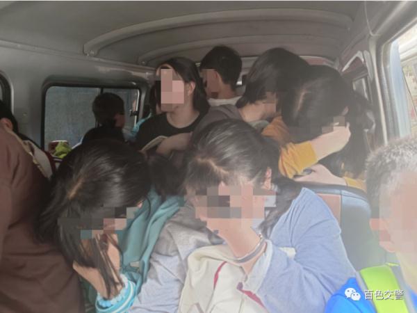 “压缩包”解压现场!你永远不知道面包车上能下来多少人 “压缩包”解压现场!你永远不知道面包车上能下来多少人