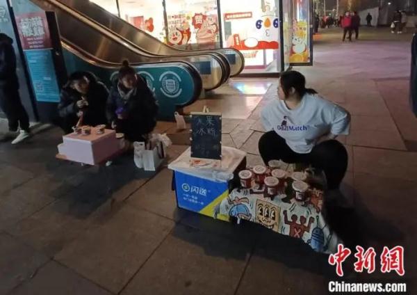 “我兼职摆摊两年,3500元起家,年入200万” “我兼职摆摊两年,3500元起家,年入200万”