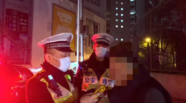 酒驾被抓后 男子“表演”吹气二十分钟？！