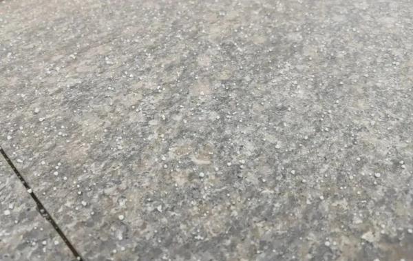 呼和浩特下小冰雹了？不，是米雪粒！