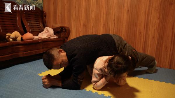推着婴儿车 他带患病儿子8年跑了57场马拉松