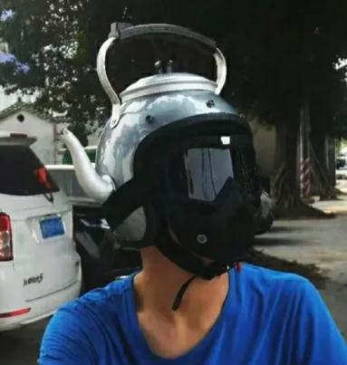离谱!真有人顶着“电饭煲”“开水壶”上路了…… 离谱!真有人顶着“电饭煲”“开水壶”上路了……