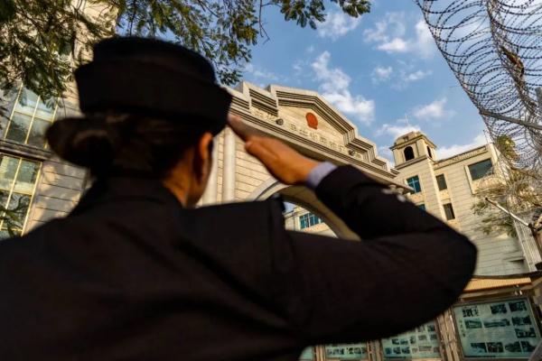 缉毒女警面对毒贩叫嚣硬气回答：“癌症我都不怕，还怕你这个毒贩不成！”