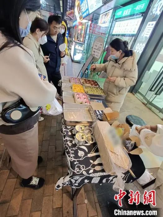 “我兼职摆摊两年,3500元起家,年入200万” “我兼职摆摊两年,3500元起家,年入200万”