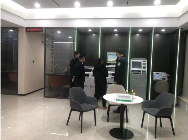 紧急!女子正取钱 工作人员果断报警 紧急!女子正取钱 工作人员果断报警