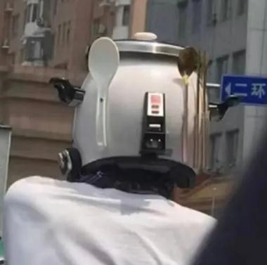 离谱!真有人顶着“电饭煲”“开水壶”上路了…… 离谱!真有人顶着“电饭煲”“开水壶”上路了……
