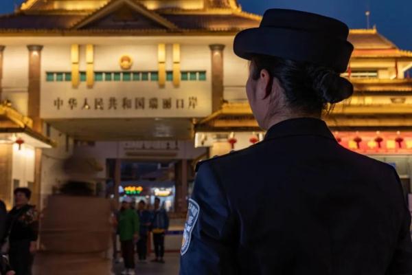 缉毒女警面对毒贩叫嚣硬气回答：“癌症我都不怕，还怕你这个毒贩不成！”