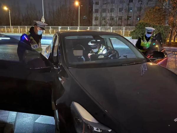 酒驾被抓后 男子“表演”吹气二十分钟？！