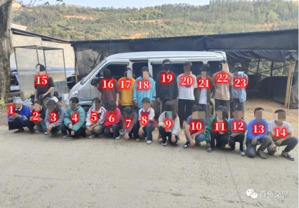 “压缩包”解压现场!你永远不知道面包车上能下来多少人 “压缩包”解压现场!你永远不知道面包车上能下来多少人