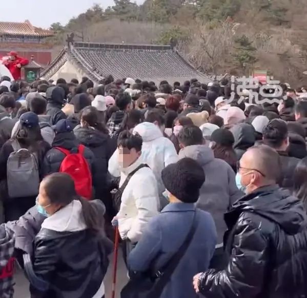 泰山游客爆满！从山脚堵到山顶