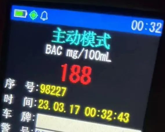 酒驾被抓后 男子“表演”吹气二十分钟？！