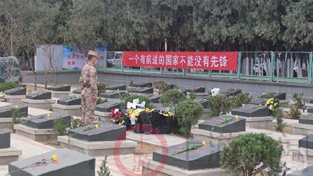 泪奔！戍边英雄陈红军墓前：战士军姿长伫立，哽咽感谢后来人