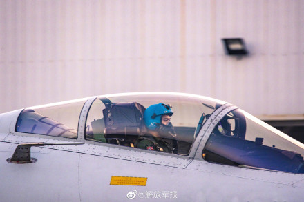 海军航空兵某旅跨昼夜飞行训练