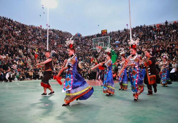 座无虚席!超火的“村BA”姚明都抢不到票 座无虚席!超火的“村BA”姚明都抢不到票