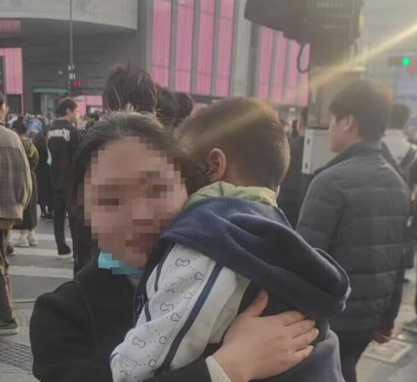 事发西湖边！人潮中杭州3岁男孩突然不见了，家长急疯：真没想到...