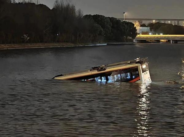 上海一公交车坠河 暂无人员伤亡
