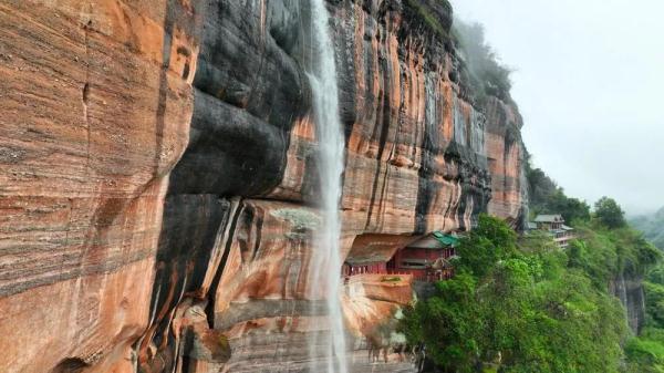 韶关丹霞山再现马尾飞瀑！