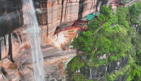 韶关丹霞山再现马尾飞瀑！