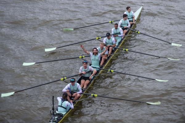 牛津剑桥赛艇对抗赛：剑桥男、女队获胜