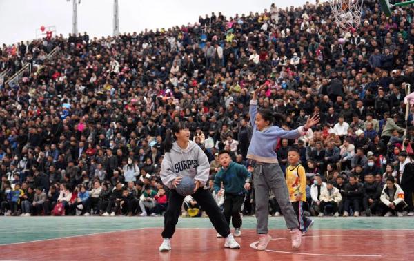 座无虚席!超火的“村BA”姚明都抢不到票 座无虚席!超火的“村BA”姚明都抢不到票