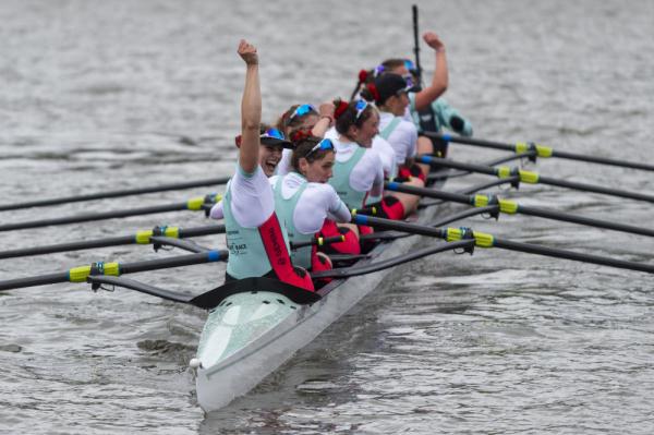 牛津剑桥赛艇对抗赛：剑桥男、女队获胜