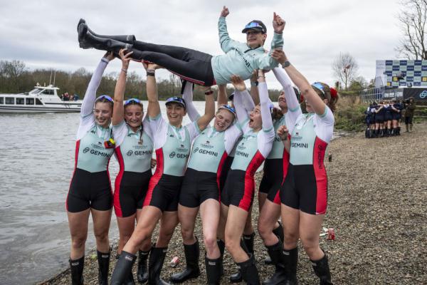 牛津剑桥赛艇对抗赛：剑桥男、女队获胜