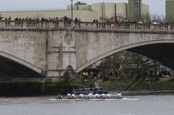 牛津剑桥赛艇对抗赛：剑桥男、女队获胜