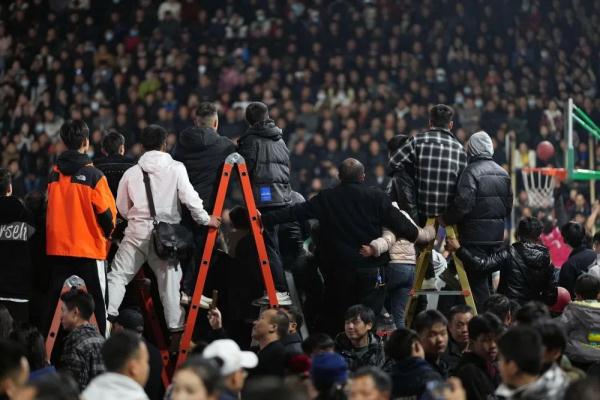 座无虚席!超火的“村BA”姚明都抢不到票 座无虚席!超火的“村BA”姚明都抢不到票