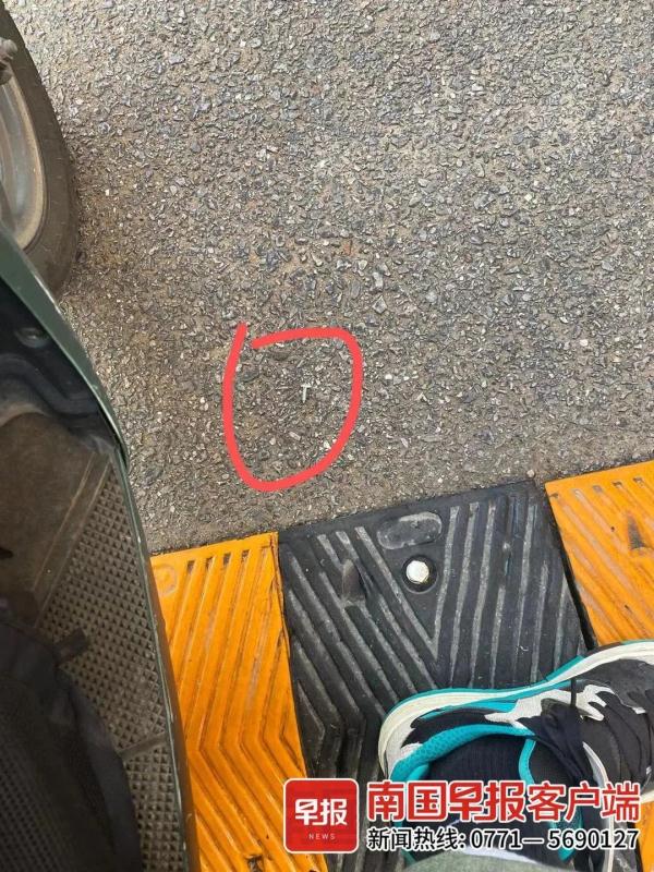 业主崩溃！十多辆汽车、电动车被铁钉扎胎，原因成谜