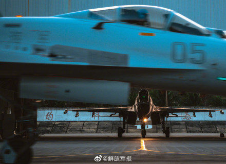 海军航空兵某旅跨昼夜飞行训练