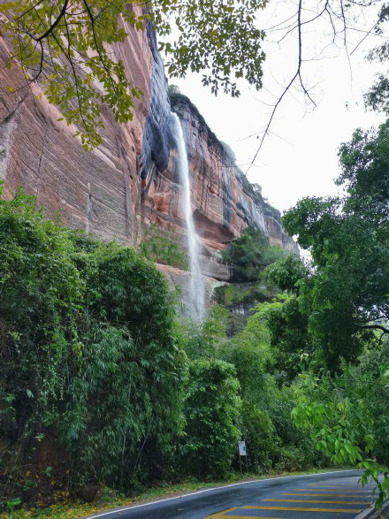 韶关丹霞山再现马尾瀑布奇观 韶关丹霞山再现马尾瀑布奇观